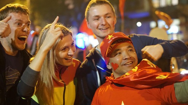 
Những du khách nước ngoài cũng vỡ òa cảm xúc chung vui cùng người hâm mộ Việt Nam.
