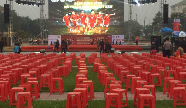 
Tại Quảng trường Hồ Chí Minh cũng đã chuẩn bị màn hình LED 70m2 để phục vụ người hâm mô có thể theo dõi trận đấu chung kết.
