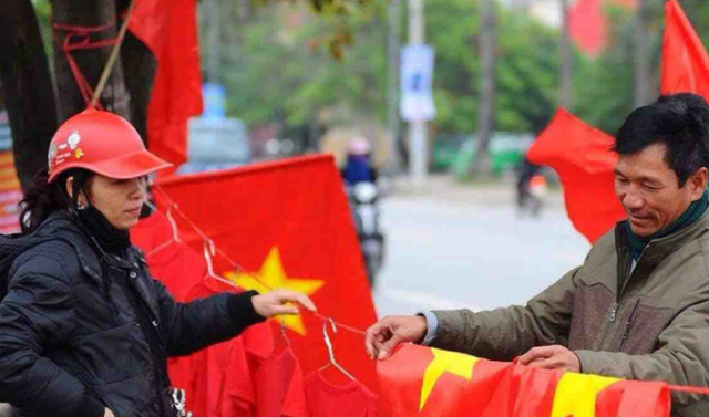 
Nhiều người dân đã tìm đến các cửa hàng bán đồ cổ vũ bóng đá để mua áo cờ đỏ sao vàng, kèn nhựa, băng rôn quấn đầu,...để chuẩn bị tiếp lửa cho đội tuyển Việt Nam
