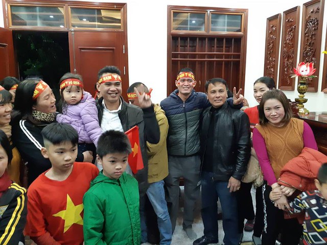 
Tại nhà Quang Hải: Ông Thuần, bố Quang Hải (mặc áo da màu đen) chụp ảnh lưu niệm cùng cổ động viên tại tư gia.
