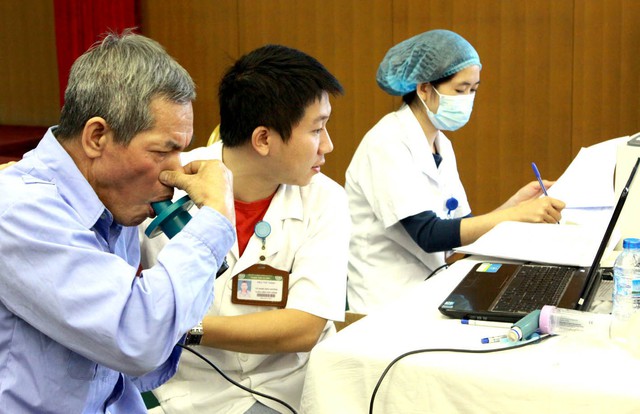 Khám cho bệnh nhân phổi tắc nghẽn mãn tính tại Bệnh viện Bạch Mai