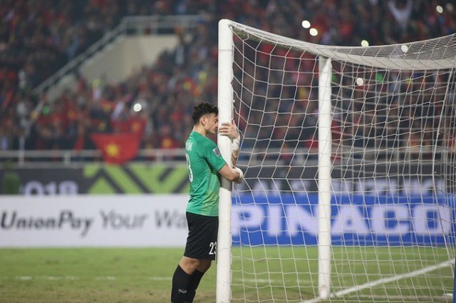 Văn Lâm đã không kiềm chế được cảm xúc, anh đã ôm chặt cầu môn khi kết thúc trận đấu.
