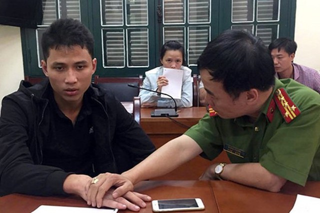 
Trong suốt quá trình thẩm vấn, bàn tay Đại tá Vũ Minh Phương không rời tay hung thủ.
