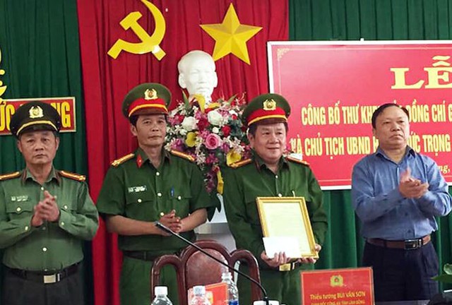 
Thiếu tướng Bùi Văn Sơn trao thư khen cho Công an Đức Trọng
