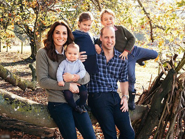 Vợ chồng William - Kate cùng ba con (George, Charlotte, Louis) trong khuôn viên Anmer Hall, Norfolk. Ảnh: PA.