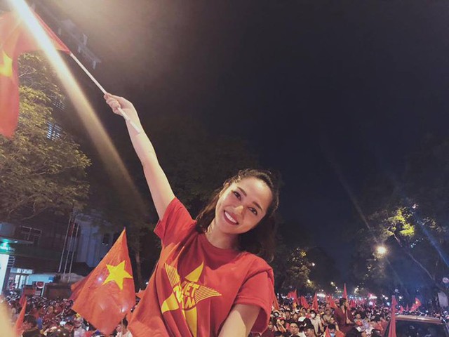 
Bảo Anh vẫy lá cờ giữa con phố đông nghẹt người hâm mộ. Cô chia sẻ cảm xúc khi Việt Nam vô địch AFF Cup sau 10 năm: Hôm nay bắt thẻ vàng cầu thủ tôi nhiều quá đáng nhá, nhưng không sao cờ đỏ vẫn bay ngợp trời nha các bác ơi.
