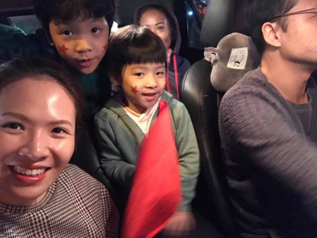 
Cả gia đình Đan Lê cùng lái ôtô ra phố trong tâm trạng phấn khích. Bà mẹ hai con gửi lời cám ơn các cầu thủ Việt Nam vì đã mang lại những giây phút hạnh phúc tột cùng cho hàng triệu người hâm mộ khắp cả nước.
