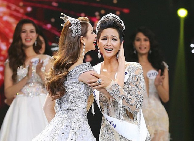 
Năm 2017, cô gái Ê đê với chiều cao 1m73, số đo 3 vòng: 83-60-97 đã trở thành Hoa hậu Hoàn Vũ Việt Nam 2018.
