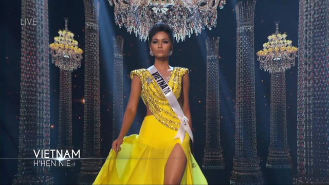 
Cụ hất váy gây bất ngờ và ghi điểm trong mắt ban giám khảo lẫn khán giả tại Miss Universe 2018.
