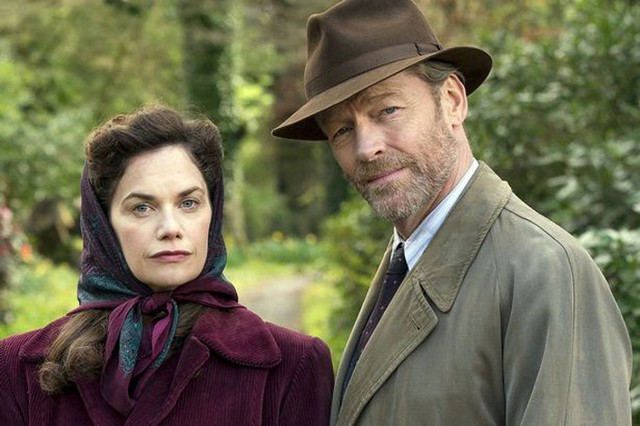 Diễn vi&ecirc;n Ruth Wilson (tr&aacute;i) trong phim Mrs Wilson. Ảnh: BBC One.