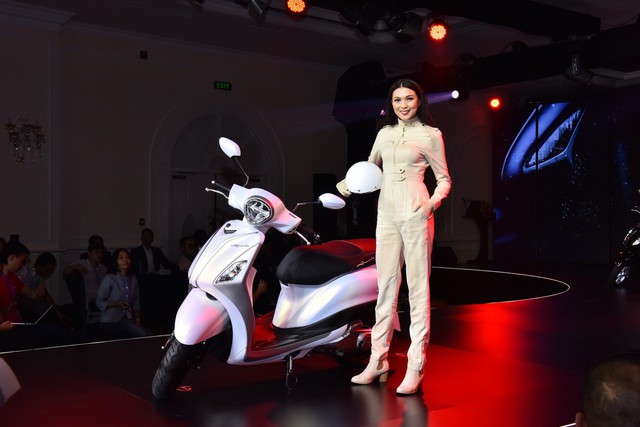Về thiết kế, với mục tiêu đem đến cho khách hàng nữ trải nghiệm lái kiêu hãnh, Yamaha Grande Hybrid mới giữ nét thiết kế chuẩn phong cách châu Âu đặc trưng cho dòng xe nữ.