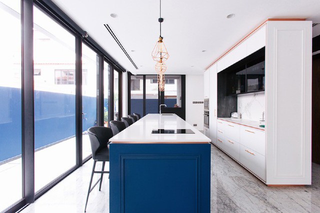 
Tủ bếp màu trắng tạo sự hài hòa, êm dịu với những chi tiết mang sắc xanh dương và vàng hồng.
