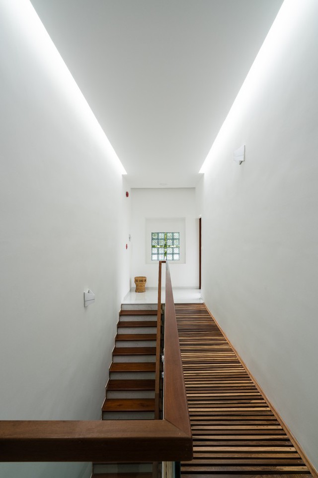 Khu vực cầu thang được làm hoàn toàn từ chất liệu gỗ, đem đến nét hiện đại cho không gian sống.