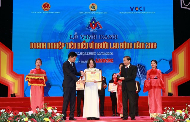 
Đại diện BIDV, Bà Vũ Thị Nga, Phó Chủ tịch Công đoàn vinh dự nhận Bằng khen của VCCI.
