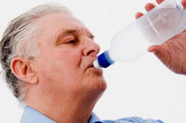 
Uống nhiều nước nhằm tăng lượng nước tiểu để tống xuất vi khuẩn khỏi đường tiểu. Ảnh minh họa.
