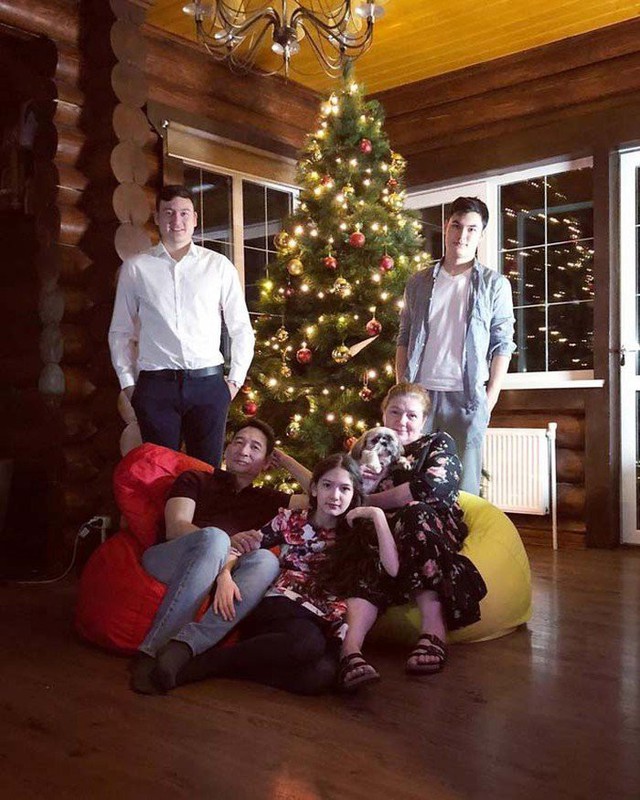 Văn Lâm cùng bố mẹ và 2 em đón giáng sinh tại Nga