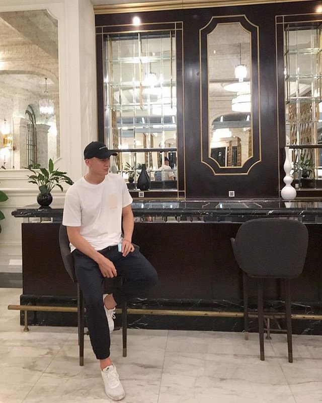 Sneakers, mũ lưỡi trai không thể thiếu trong tủ đồ của Đặng Văn Lâm. Trung thành với những set đồ đơn giản từ nhiều năm nay giúp mang đến cho anh hình ảnh khỏe khoắn, năng động trong mắt mọi người.