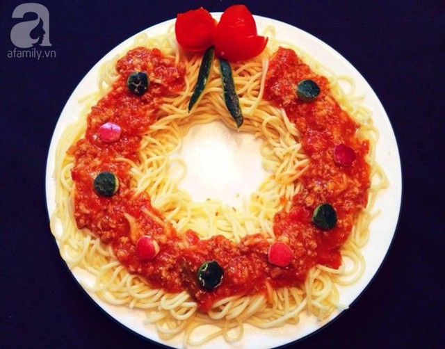 Bạn cho mì Ý lên đĩa thành hình tròn sau đó đổ nước xốt lên trên và trang trí thêm nơ cà chua.