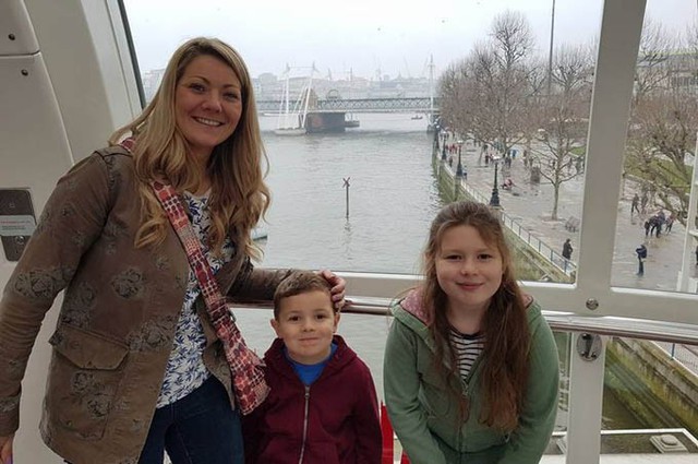 Chị Justine Collison b&ecirc;n con g&aacute;i v&agrave; con trai. Ảnh: Facebook.