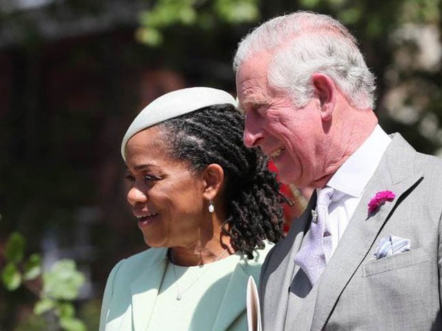 Ông Thomas không xuất hiện mà chỉ có vợ cũ và cũng là mẹ Meghan, bà Doria Ragland, tới dự hôn lễ hồi tháng 5. Ảnh: AFP.