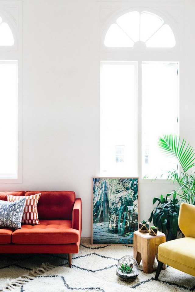 
Ghế sofa đỏ thích hợp đặt bên trong những căn phòng khách có gam màu chủ đạo trung tính.

