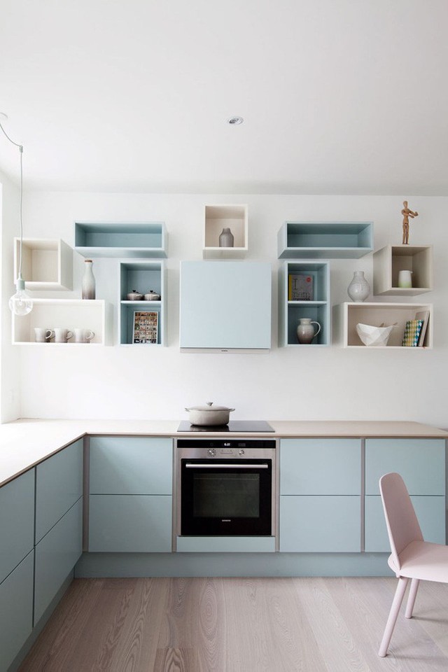 
Thay tủ bếp gắn tường bằng những chiếc kệ mở xinh đẹp không chỉ giúp căn bếp thoáng hơn mà còn tạo ra nét đẹp riêng cho căn phòng.
