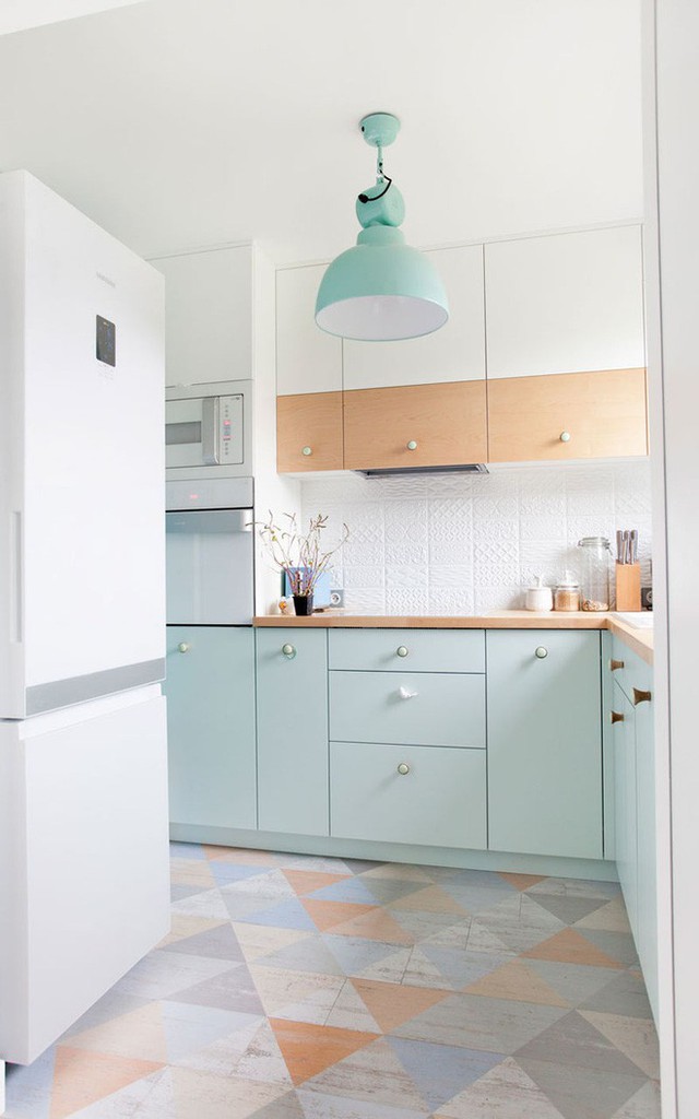 
Một căn bếp nhỏ xinh với thiết kế hoàn hảo, đáp ứng được mọi nhu cầu sử dụng của gia đình.
