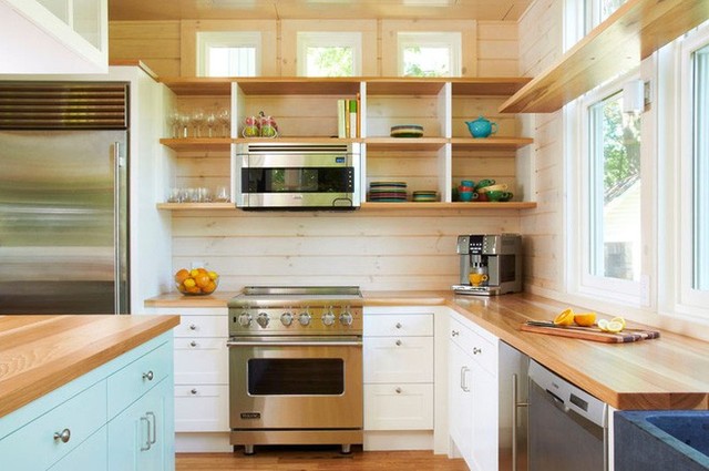 
Việc ưu tiên lựa chọn những gam màu sáng kể cả với chất liệu gỗ có tác động lớn đến vẻ đẹp của căn bếp này.
