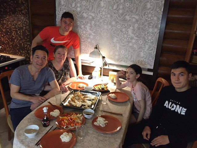 Thủ môn Đặng Văn Lâm ăn tối cùng gia đình của mình. Ảnh: Facebook nhân vật.