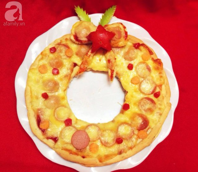 Bạn tạo đế pizza thành hình tròn sau đó làm các bước tiếp theo như bình thường. Khi nướng xong bạn trang trí thêm nơ và chấm tròn bằng cà chua.