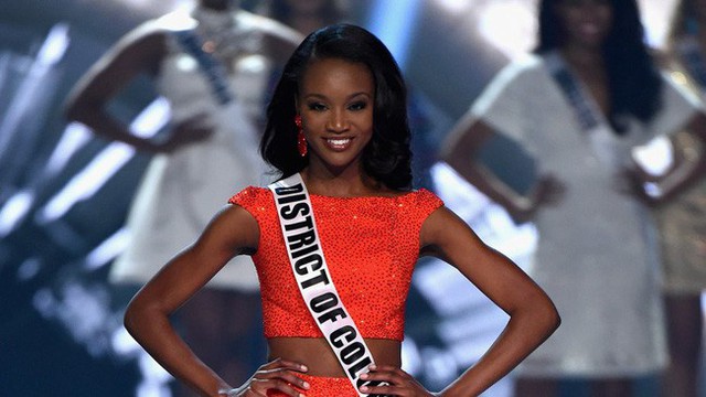 Miss USA Deshauna Barber dành trọn 3 tiếng để cổ vũ HHen Niê như cổ vũ bóng đá.