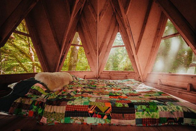 
Phần gần mái nhà, kiến trúc sư khéo léo thiết lế một phòng ngủ nhỏ xinh.
