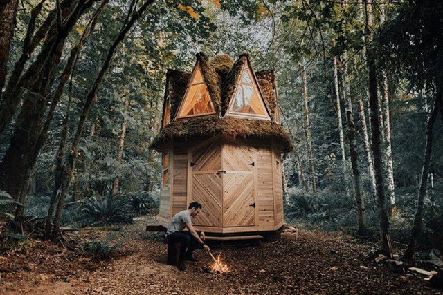 
Cabin được đặt bên ngoài và chủ nhà có thể đốt lửa bên cạnh và ngồi trên gốc cây.
