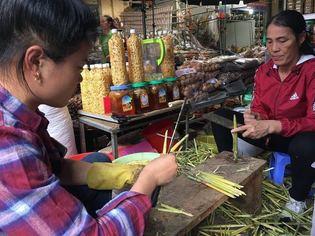 
 Để lấy được sâu chít, đòi hỏi người làm phải rất tỷ mỷ, nếu không sâu sẽ bị dập không còn tươi và không sử dụng chế biến được
