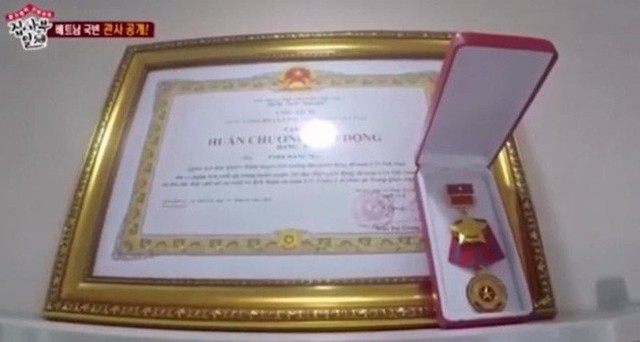 
Huân chương thầy Park được trao tặng nhân kì tích của U23 Việt Nam. Ảnh: SBS.
