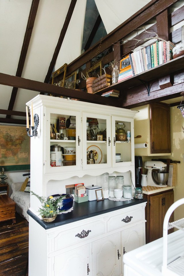 
Tủ bếp màu trắng vừa là nơi sắp xếp đồ đạc gọn gàng vừa ngăn chia khu vực nấu nướng với phòng khách một cách hiệu quả.
