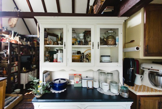 
Tủ bếp với lựa chọn cánh cửa kính và không gian với gam màu trắng ngà cùng những đường viền nhẹ nhàng vừa giúp góc nhỏ nổi bật trong căn phòng cổ điển vừa tạo nét cá tính cho ngôi nhà.
