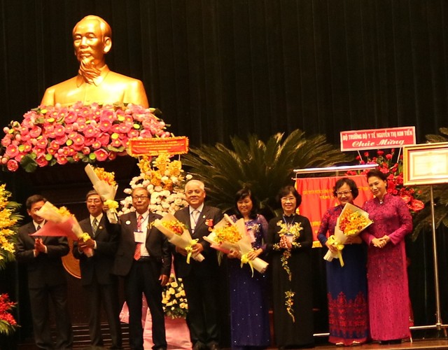 
Thay mặt Đảng và Nhà nước, Chủ tịch Quốc hội Nguyễn Thị Kim Ngân trao cờ và bằng danh hiệu Anh hùng Lực lượng Vũ trang Nhân dân cho Ban Dân Y Trung ương cục miền Nam.
