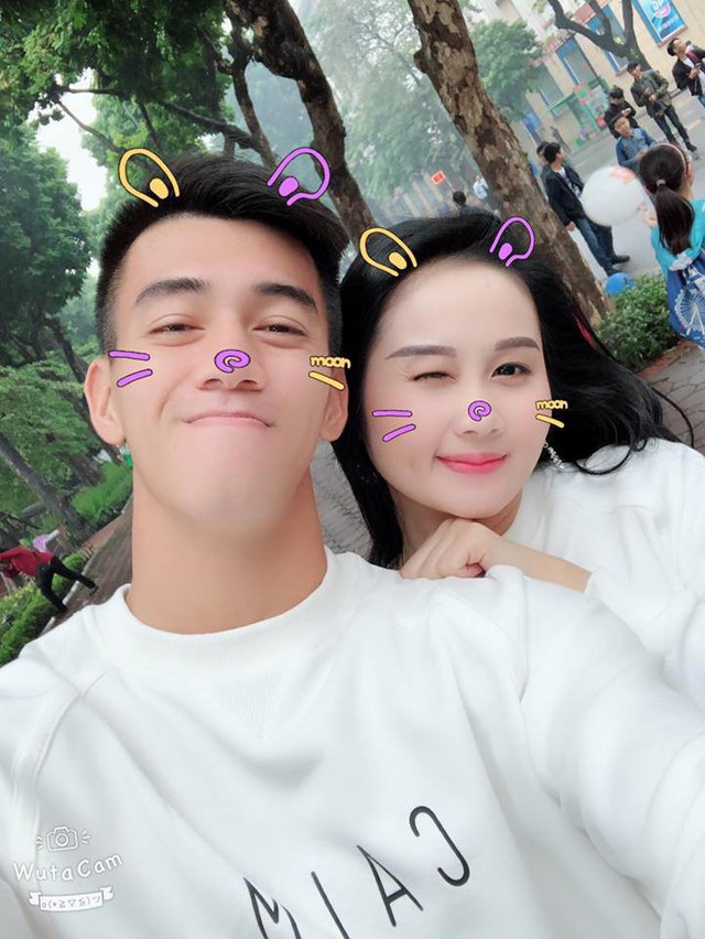 Cô gái may mắn này có tên là Ngọc Quyên (23 tuổi, quê Nghệ An). Cô hơn Tiến Linh 2 tuổi. Ngọc Quyên cũng thường xuyên có mặt tại sân Hàng Đẫy để cổ vũ cho bạn trai.