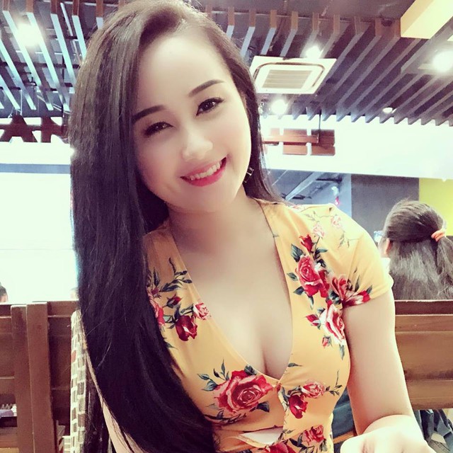 Sở hữu mái tóc dài, đen và khuôn mặt bầu bĩnh, Ngọc Quyên được nhiều người đánh giá là có vẻ đẹp đậm chất Á Đông.