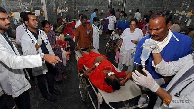 15 người chết và hơn 100 người phải nhập viện vì ngộ độc thuốc sâu có trong cơm ở ngôi đền bang Karnataka, Ấn Độ. Ảnh: Reuters.
