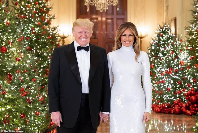 Cặp vợ chồng quyền lực nắm chặt tay nhau và cười tươi ở Cross Hall. Ảnh: White House.