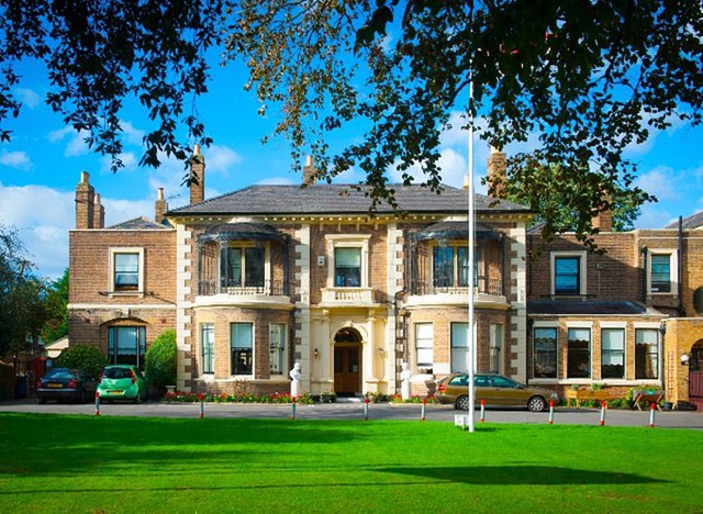 Brinsworth House là viện dưỡng lão được sở hữu và quản lý bởi tổ chức từ thiện hoàng gia Royal Variety, có sức chứa 36 người và tất cả đều là những ngôi sao giải trí nghỉ hưu. Chuyến thăm của Meghan tới đây còn giúp cô tìm hiểu thêm về tổ chức từ thiện hoàng gia sau chuyến công du cùng Hoàng tử Harry vào tháng 10.
