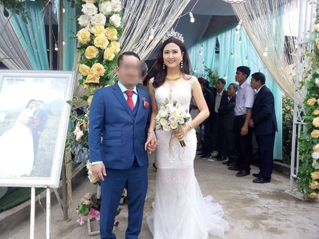 Nguyễn Thị Hà đội tóc giả làm cô dâu trong đám cưới sau hơn 2 tháng cạo trọc đầu.