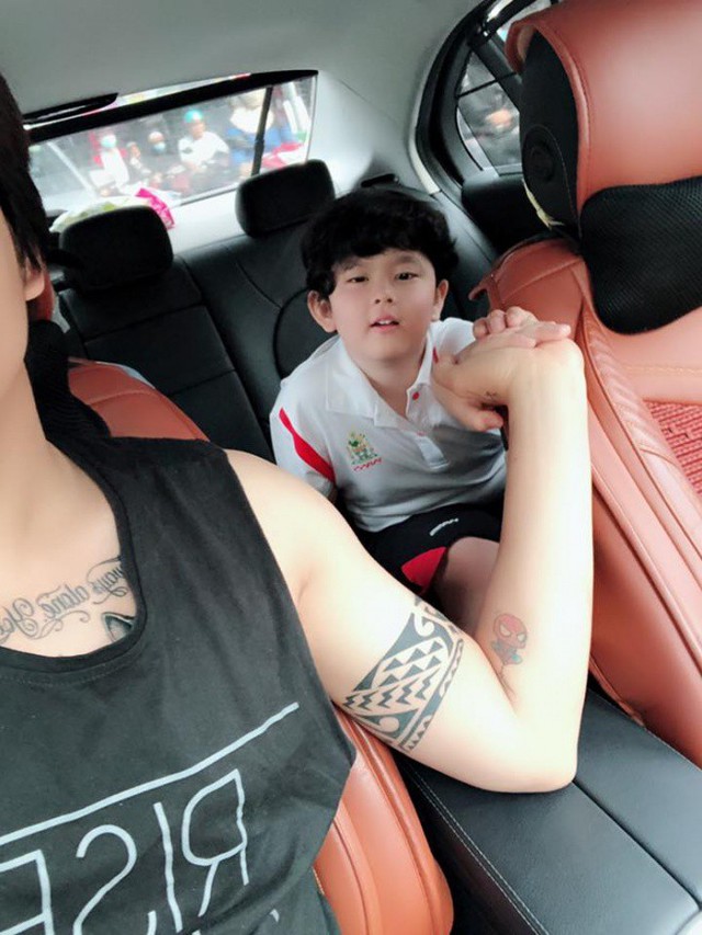 Dù đã ly hôn nhưng Tim và Trương Quỳnh Anh vẫn sống chung nhà để tiện chăm sóc con trai