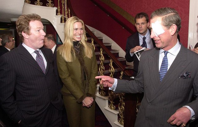 Trước Meghan, mẹ của Nữ hoàng cũng tới đây năm 1990 và Thái tử Charles có mặt năm 2002. Trong ảnh, Thái tử Charles trò chuyện với Jim Davidson và Lea Kristenson tại Brinsworth House.