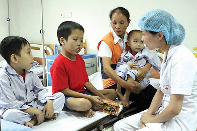 Điều trị, chăm sóc bệnh nhân Thalassemia ở Khoa Tan máu bẩm sinh - Viện Huyết học - Truyền máu trung ương. Ảnh: Báo Đại đoàn kết.