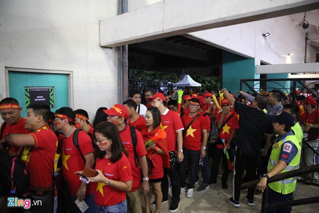 Nhiều CĐV sắp xếp công việc để qua từ sớm và phải vượt qua hành trình 18 tiếng mới có mặt tại thành phố Bacolod tiếp lửa cho đội tuyển Việt Nam.
