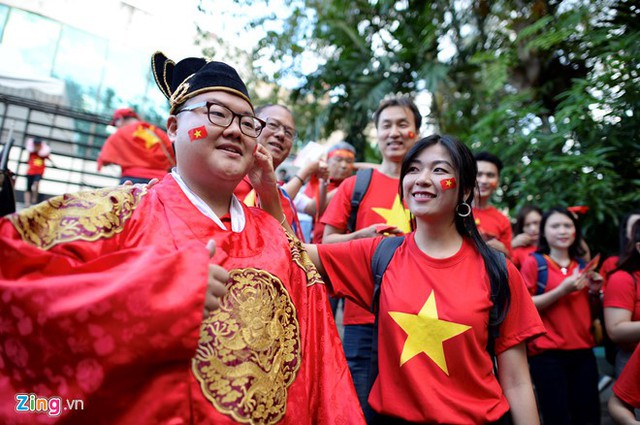 Trong số các cổ động viên Việt Nam sang Philippines có rất nhiều người dân Hàn Quốc. Anh Kim Jong-soo (29 tuổi), người Hàn Quốc đang sinh sống và làm việc tại Bacolod, đến sân Panaad cổ vũ đội tuyển Việt Nam. Anh dự đoán tỉ số trận đấu là 2-1 nghiêng về phía thầy trò HLV Park.