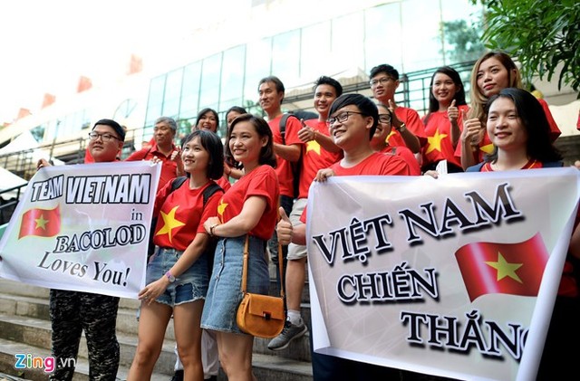 Nhóm CĐV người Việt Nam và Hàn Quốc ở Bacolod đến sân cổ vũ thầy trò HLV Park Hang-seo.